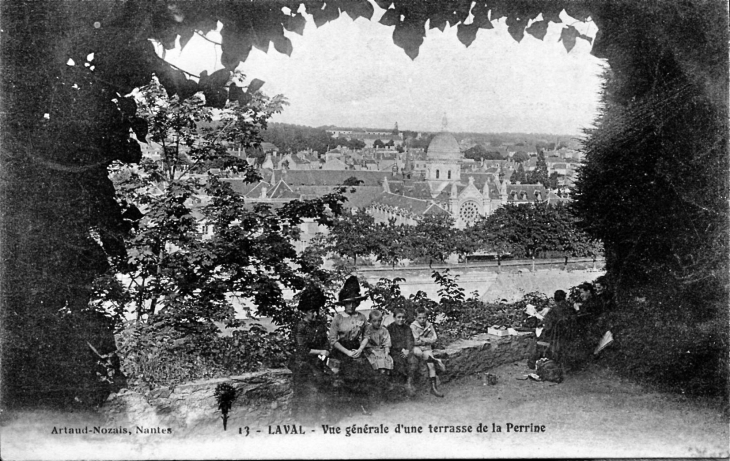 Vue générale d'une terrasse de la Perrine, vers 1914 (carte postale ancienne). - Laval