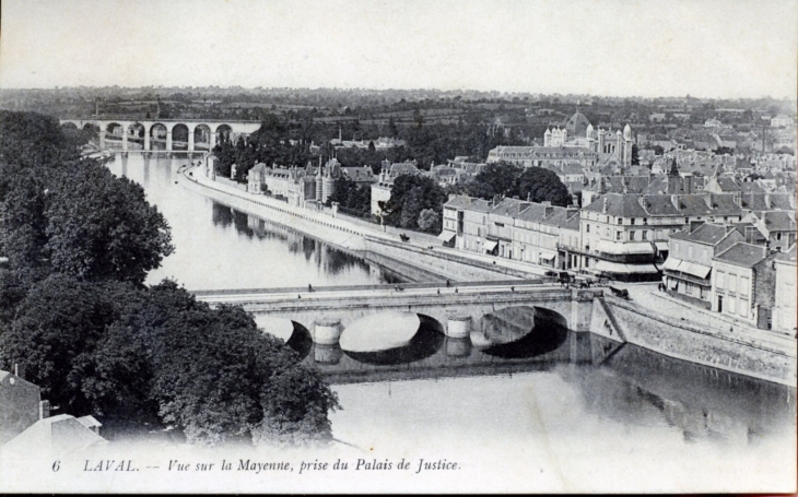 Vue sur la Mayenne, prise du Palais de Justice, vers 1914 (carte postale ancienne). - Laval