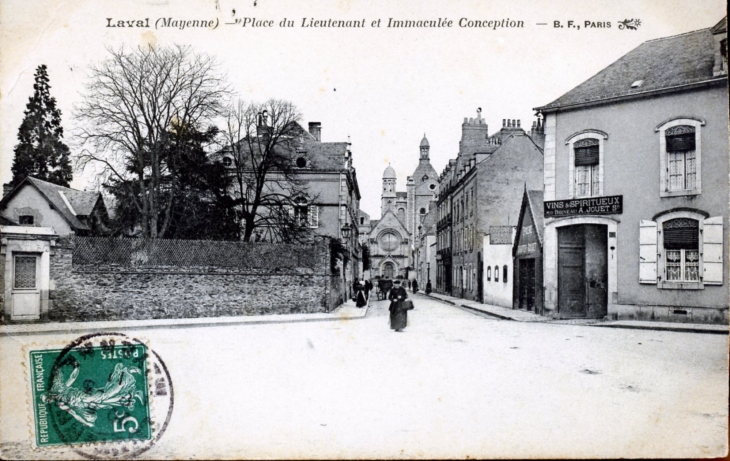 Place du Lieutenant et Immaculée conception, vers 1911 (carte postale ancienne). - Laval