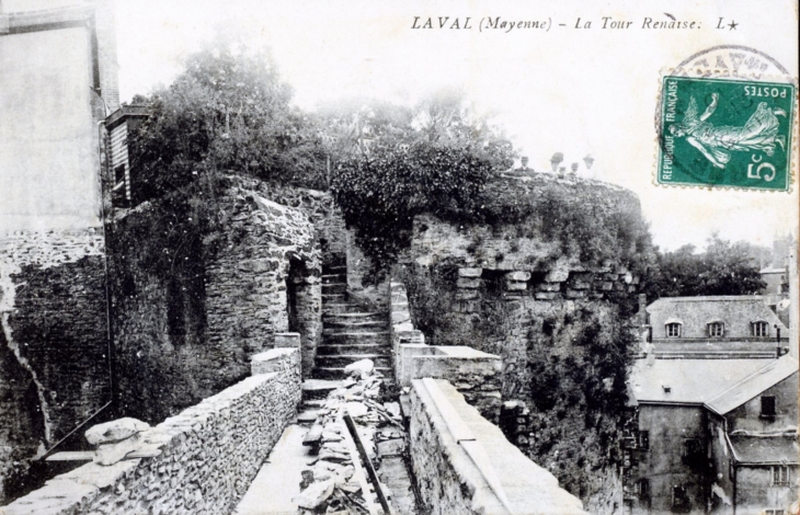 La Tour renaise, vers 1911 (carte postale ancienne). - Laval