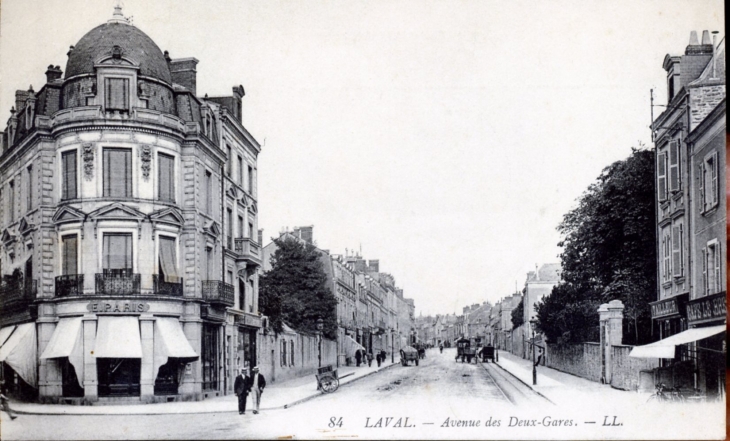 Avenue des deux gares, vers 1914 (carte postale ancienne). - Laval