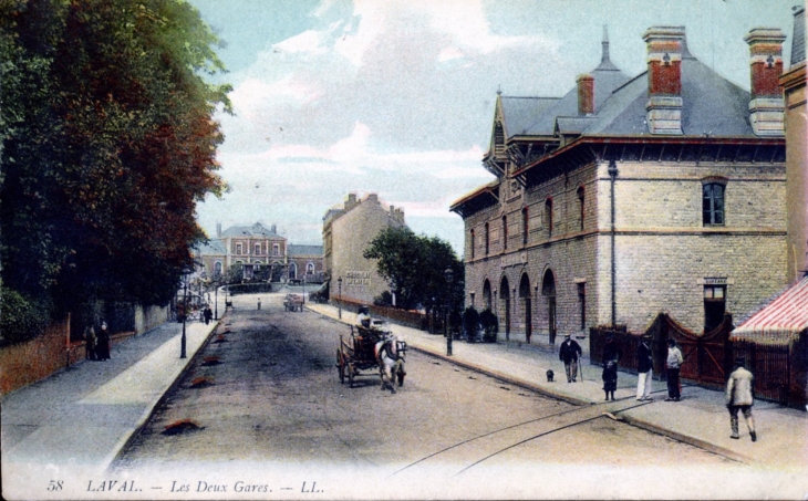 Les deux gares, vers 1911 (carte postale ancienne). - Laval