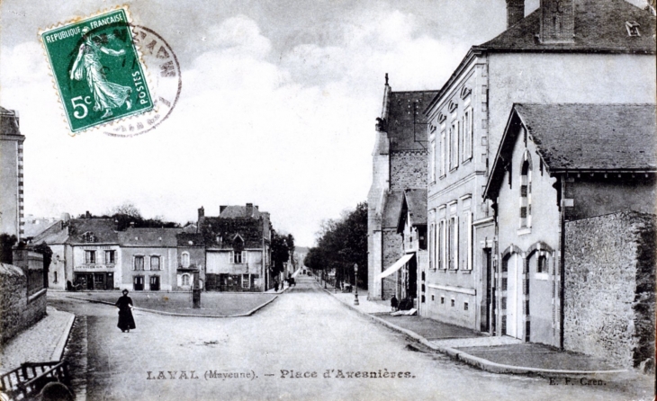 Place d'Avesnières, vers 1911 (carte postale ancienne). - Laval