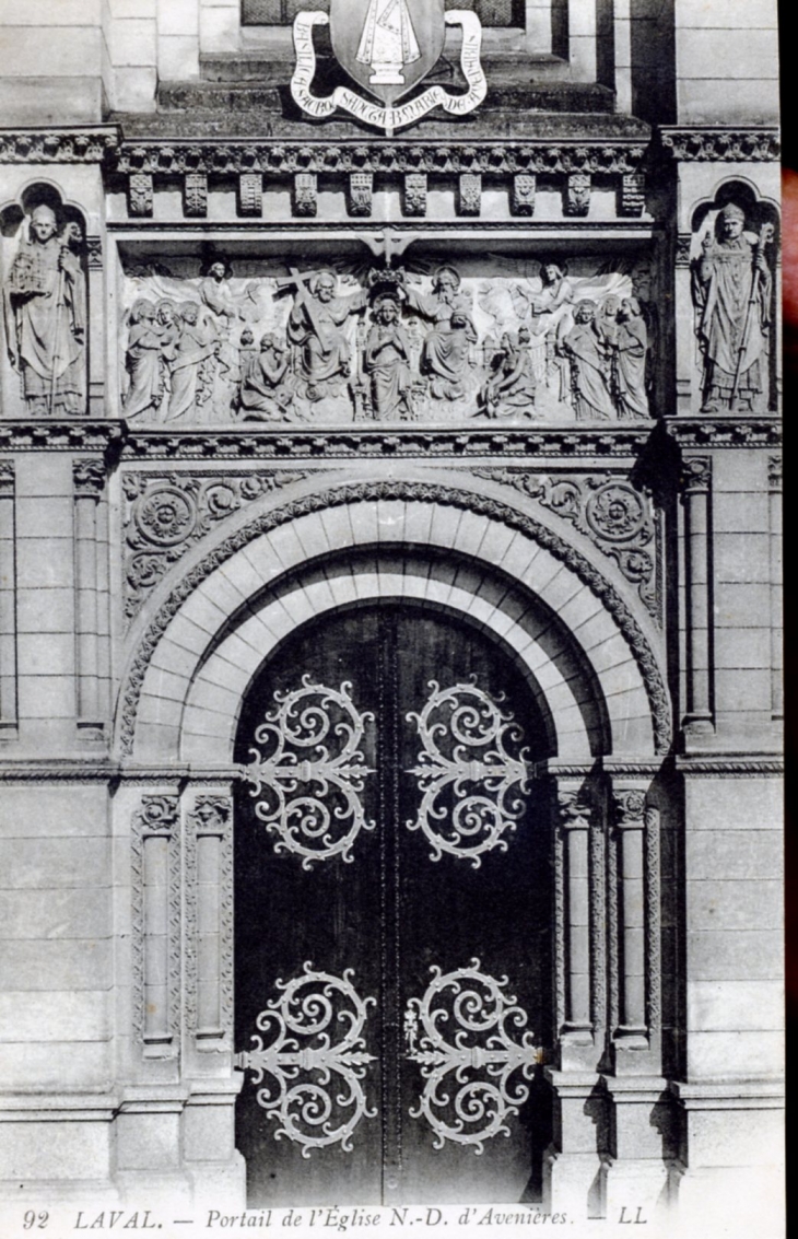 Portail de l'église Notre Dame d'Avesnières, vers 1914 (carte postale ancienne). - Laval