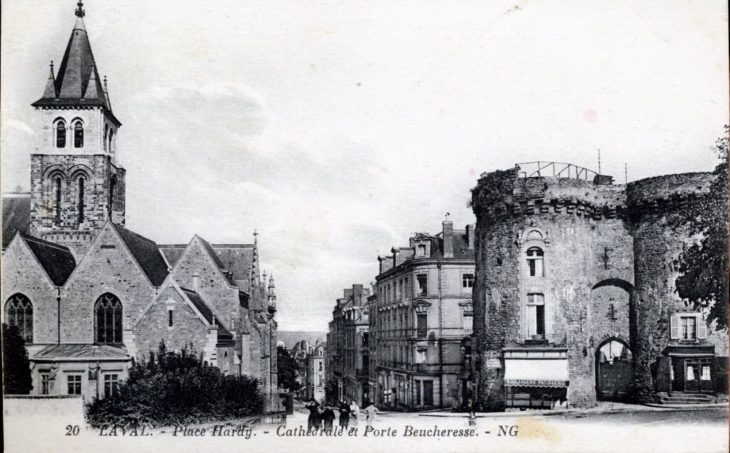 Cathédrale et Porte Beucheresse, vers 1926 (carte postale ancienne). - Laval