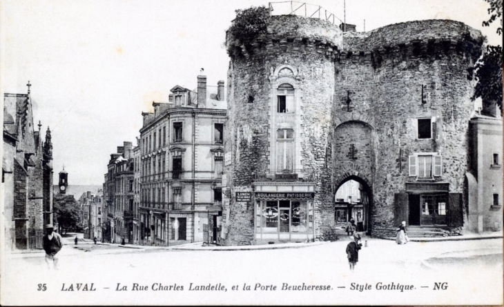 La rue Charles Landelle et la Porte Beucheresse, vers 1929 (carte postale ancienne). - Laval