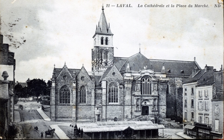 La Cathédrale et la Place du Marché, vers 1912 (carte postale ancienne). - Laval