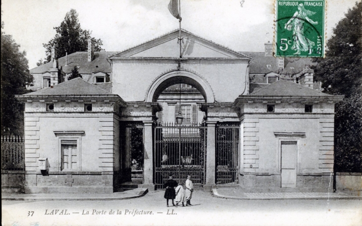 La Porte de la Préfecture, vers 1905 (carte postale ancienne). - Laval