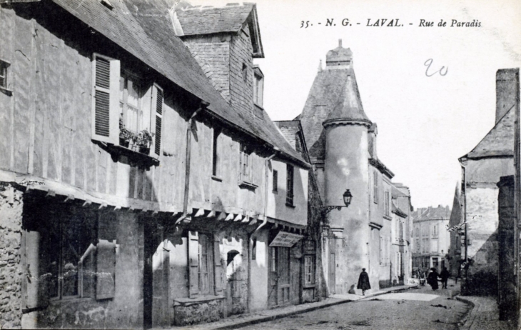 Rue de Paris, vers 1905 (carte postale ancienne). - Laval