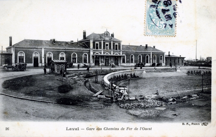 Gare des chemins de fer de l'ouest, vers 1905 (carte postale ancienne). - Laval