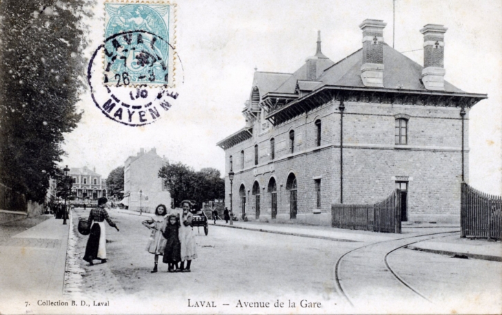 Avenue de la Gare, vers 1906 (carte postale ancienne). - Laval