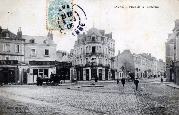 Place de la préfecture, vers 1905 (carte postale ancienne). - Laval