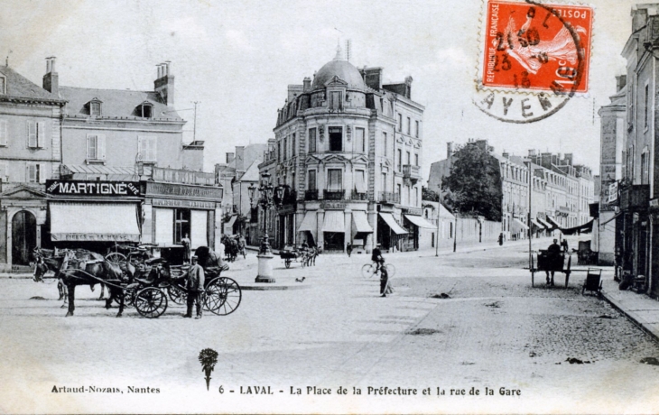 Place de la préfecture et rue de la Gare, vers 1913 (carte postale ancienne). - Laval