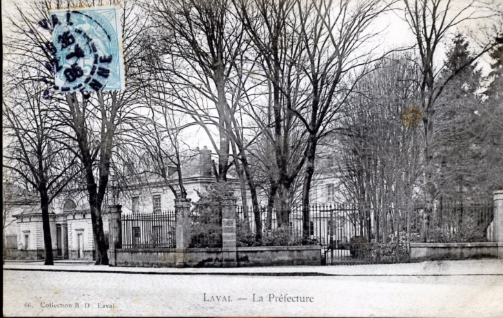 La Préfecture, vers 1905 (carte postale ancienne). - Laval