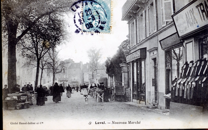 Nouveau marché, vers 1905 (carte postale ancienne). - Laval