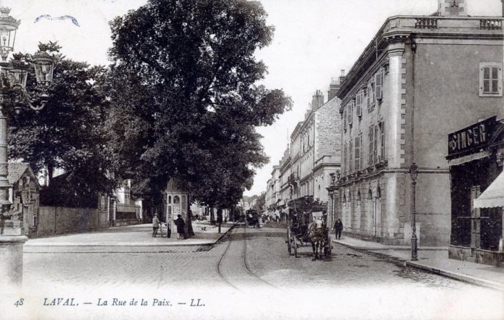 La Rue de la Paix, vers 1905 (carte postale ancienne). - Laval