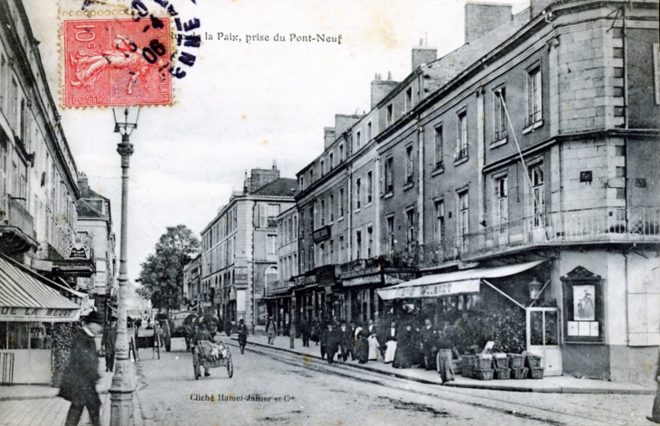 Rue de la Paix, prise du Pont Neuf, vers 1906 (carte postale ancienne). - Laval