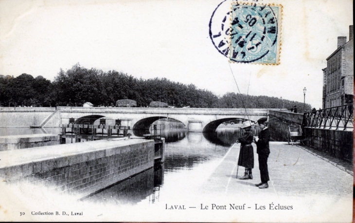 Le Pont Neuf et les Ecluses, vers 1905 (carte postale ancienne). - Laval