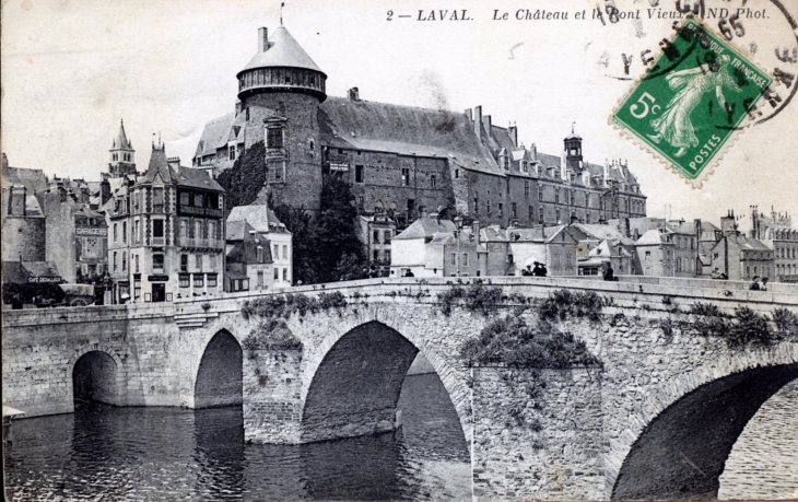 Le châteaubet la pont vieux, vers 1905 (carte postale ancienne). - Laval