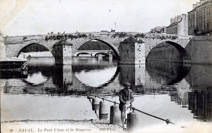 Le Pont Vieux et la Mayenne,  vers 1913 (carte postale ancienne). - Laval