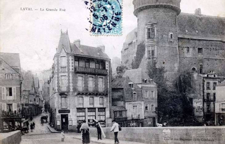 La grande Rue, vers 1905 (carte postale ancienne). - Laval