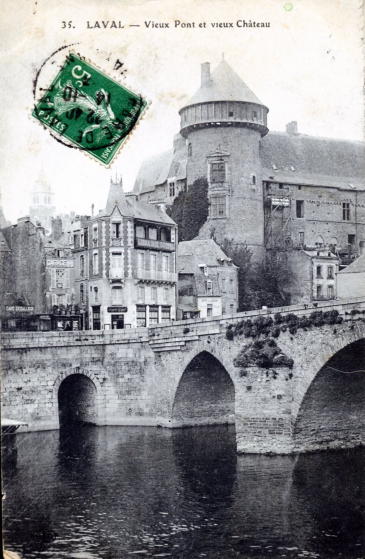 Vieux pont et vieux château, vers 1913 (carte postale ancienne). - Laval