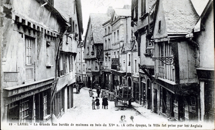 La Grande Rue bordée de maisons en bois du XVe siècle, vers 1915 (carte postale ancienne). - Laval