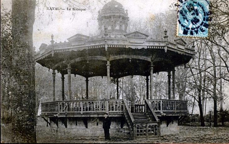 Le Kiosque, vers 1905 (carte postale ancienne). - Laval