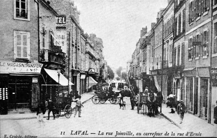 La-rue-joinville-au-carrefour-de-la-rue-d-ernee-vers-1905-carte-postale-ancienne - Laval