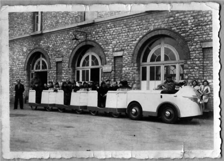 Le Petit train, vers 1940. - Laval