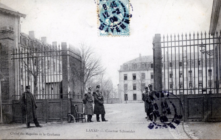 Caserne Schneider, vers 1905 (carte postale ancienne). - Laval