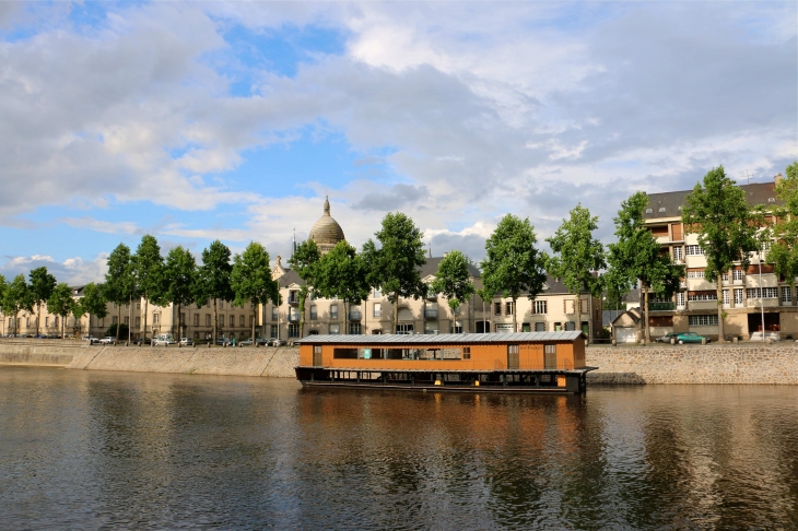 Le bateau lavoir sur la mayenne - Laval