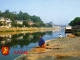 Photo suivante de Laval Pêcheurs au bord de la Mayenne - A l'arrière plan, les bateaux-lavoirs - Le Vieux Pont et le Château ( carte postale de 1990)