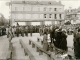 Photo suivante de Laval Place de la Mairie. Revue des Troupes Russes en 1916 (cliché des Archives de la Mayenne)