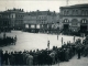 Photo suivante de Laval Place de la Mairie. Revue des Troupes Russes en 1916 (cliché des Archives de la Mayenne)