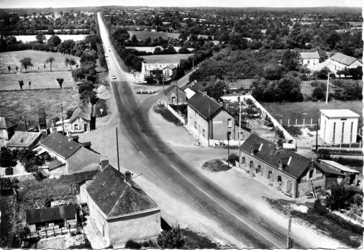 Le carrefour sur la RN 157, vers 1955 (carte postale). - Loiron