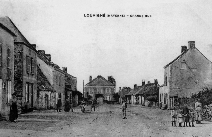 La Grande Rue, vers 1910 (carte postale ancienne). - Louverné