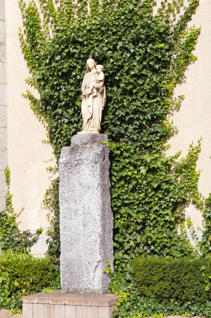 Statue de la Vierge, près de l'église Saint Martin. - Louverné