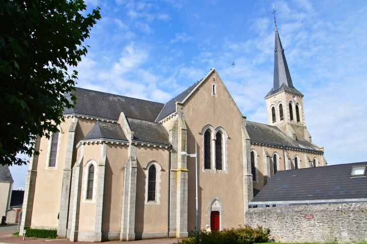 Façade latérale nord de l'église Saint Martin. - Louverné