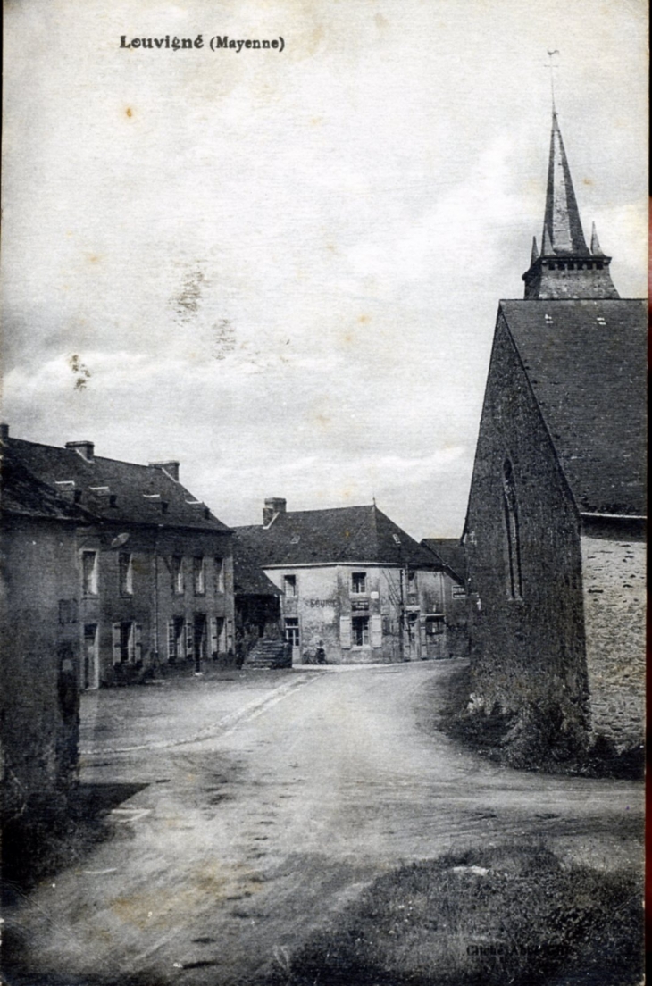 La rue du village, vers 1931 (carte postale ancienne). - Louvigné