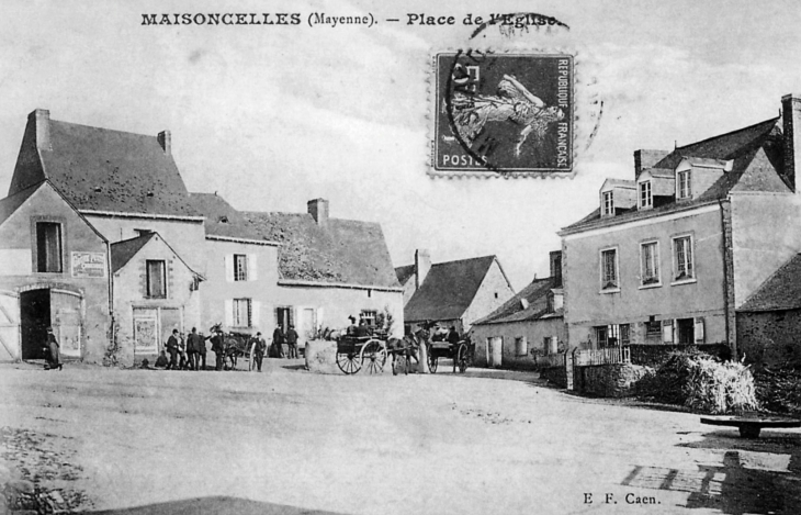 Place de l'église, vers 1910 (carte postale ancienne). - Maisoncelles-du-Maine