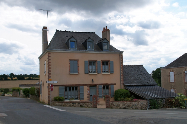 Place de l'église. - Maisoncelles-du-Maine