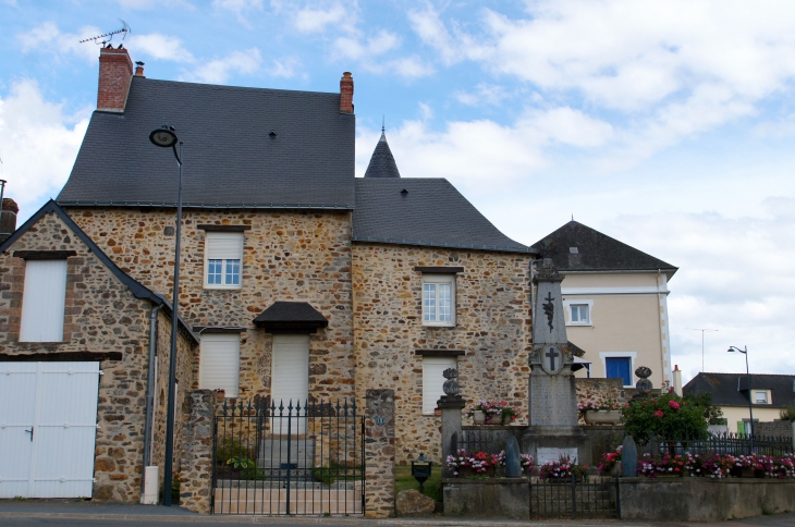 Place de l'église. - Maisoncelles-du-Maine