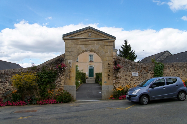 L'entrée de la Mairie et de l'école. - Maisoncelles-du-Maine