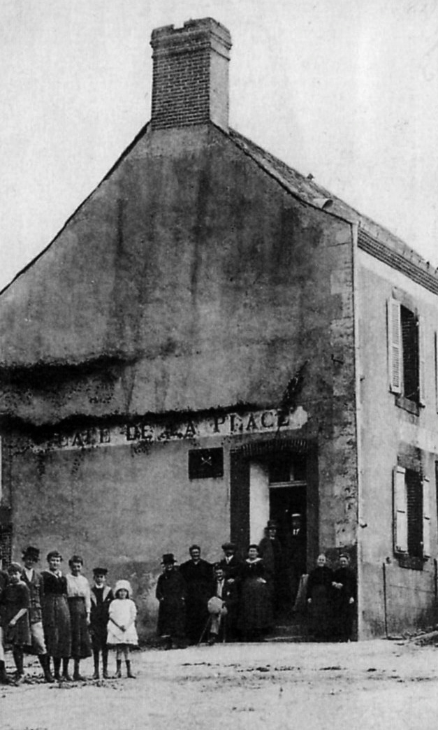 Le Café, vers 1910 (carte postale ancienne). - Maisoncelles-du-Maine