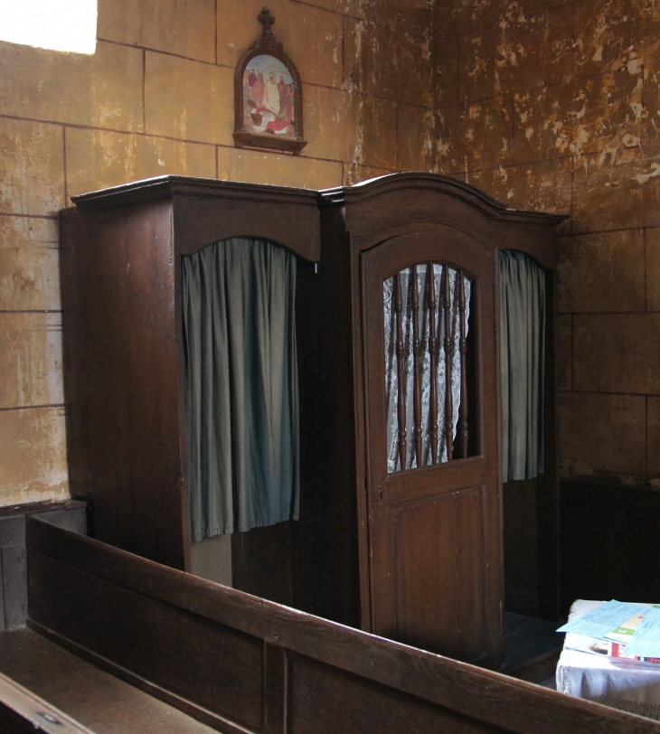 Le Confessional de l'église Saint Pierre. - Maisoncelles-du-Maine