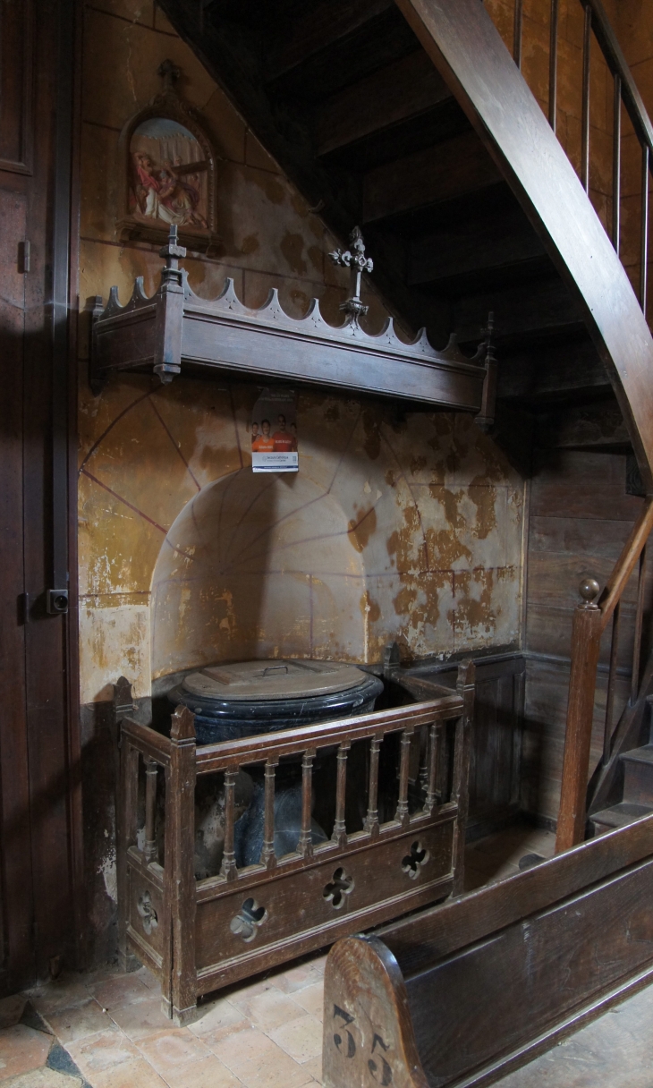 Les fonts Baptismaux de l'église Saint Pierre. - Maisoncelles-du-Maine