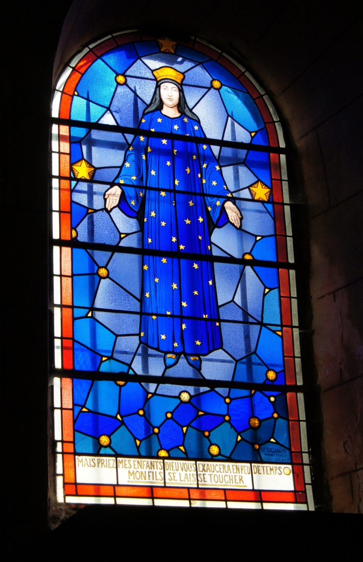 Vitrail de l'église Saint Pierre. - Maisoncelles-du-Maine