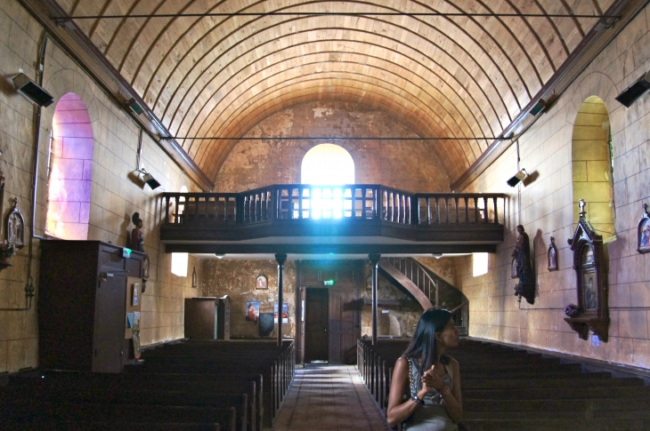 La nef vers le portail et sa voute lambrissée. Eglise Saint Pierre. - Maisoncelles-du-Maine