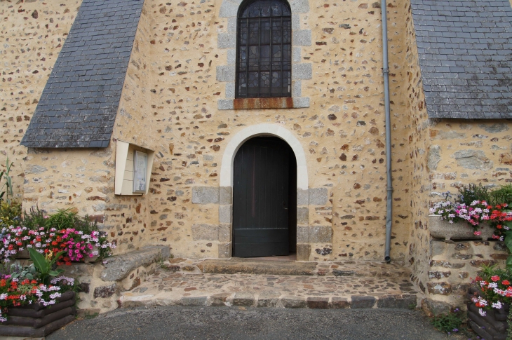 Le portail de la façade latérale sud de l'église Saint Pierre. - Maisoncelles-du-Maine